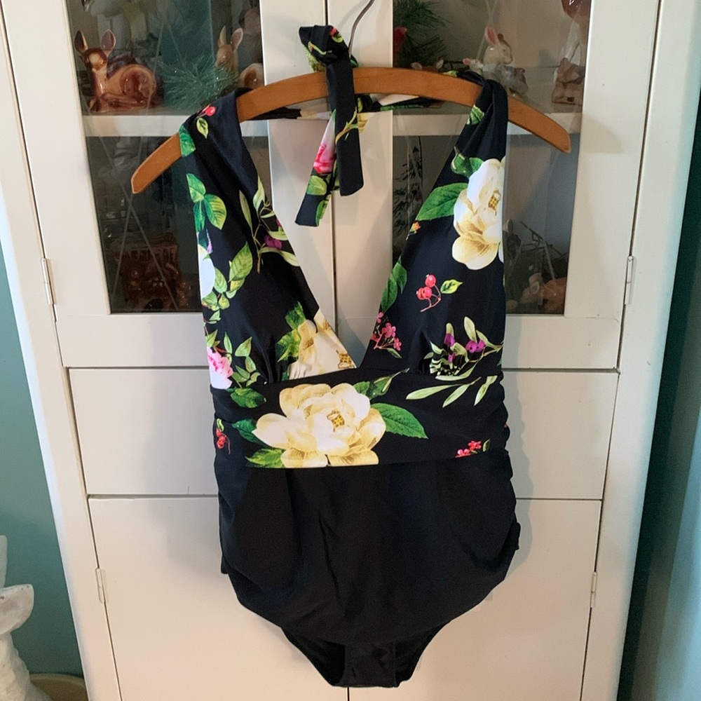 Cupshe sz 1X halter swimsuit nwt removable padding floral cherries